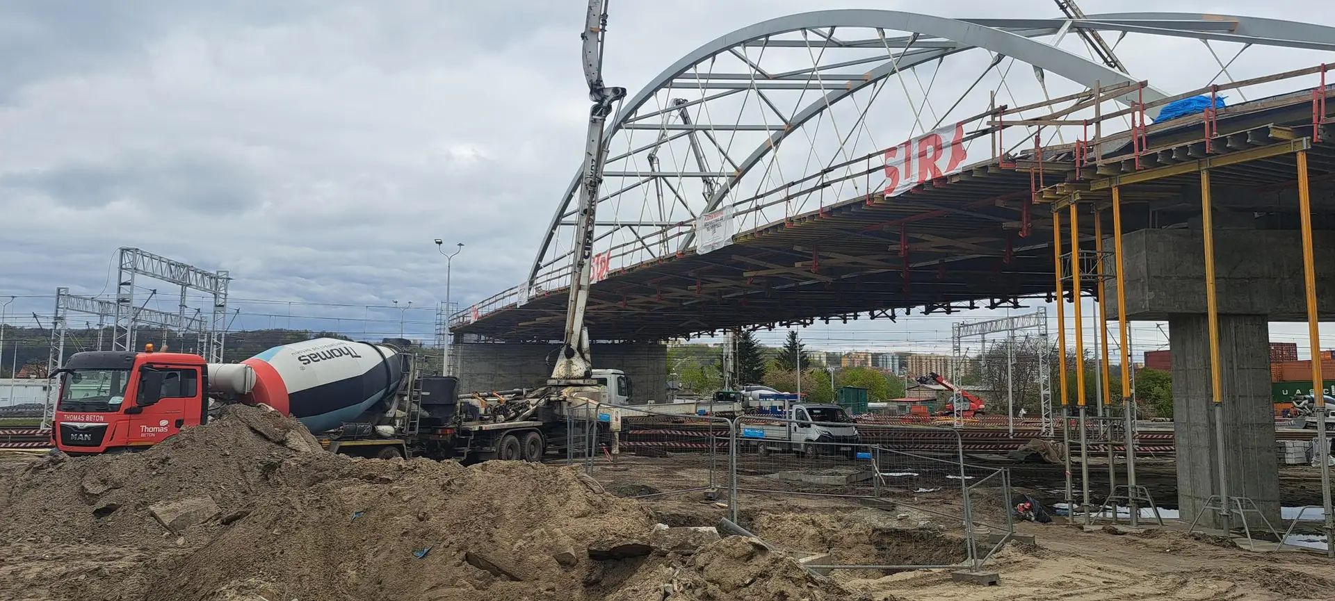 Construction of a road viaduct over the railway layout at Gdynia Port station